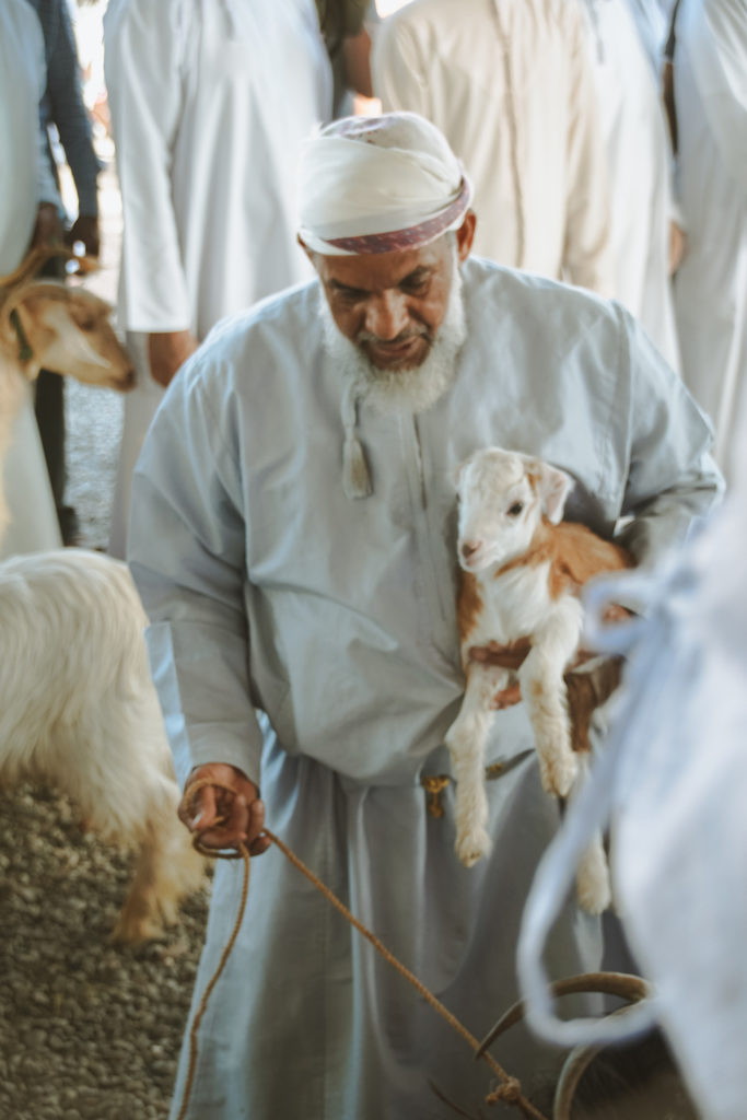Souq: Händler auf dem Tiermarkt in Nizwa